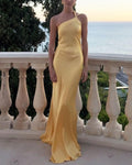 Vestido de color liso con hombros inclinados