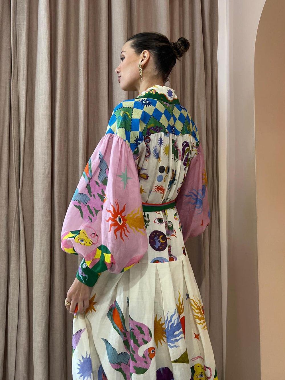 Vestido holgado de manga larga con pliegues