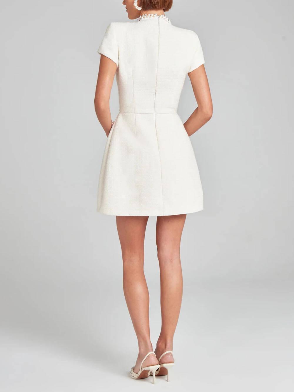 Vestido con bolsillo y ribete de perlas