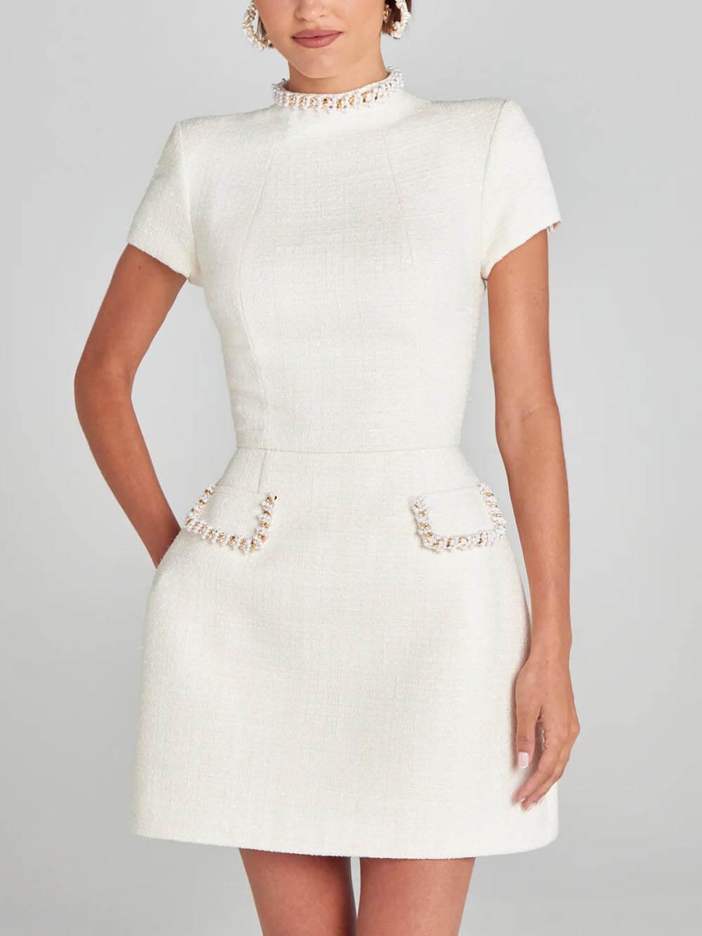 Vestido con bolsillo y ribete de perlas