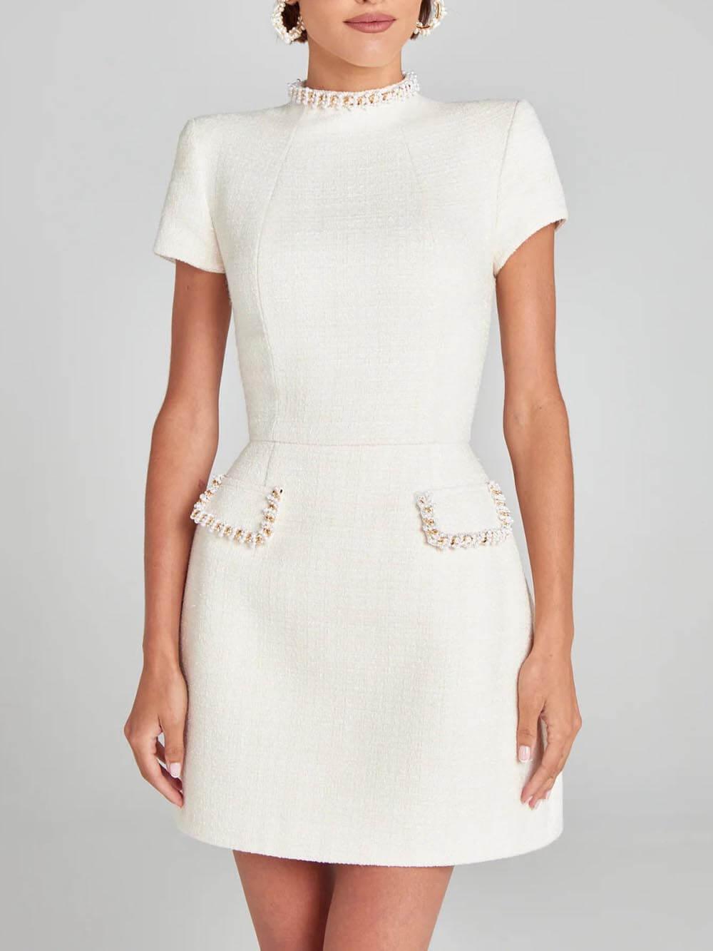 Vestido con bolsillo y ribete de perlas