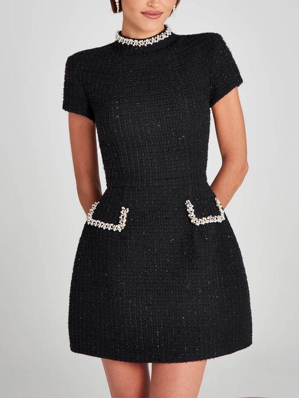 Vestido con bolsillo y ribete de perlas