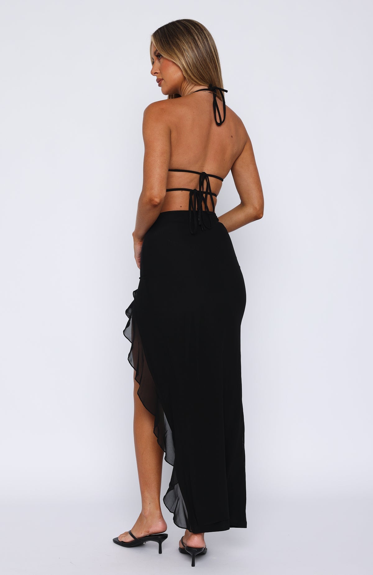 VESTIDO HALTER MIDI CON VOLANTE