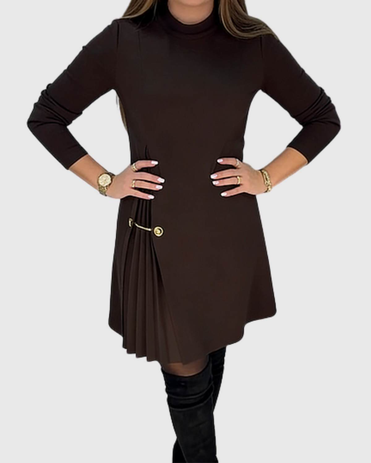Elegante vestido con paneles plisados