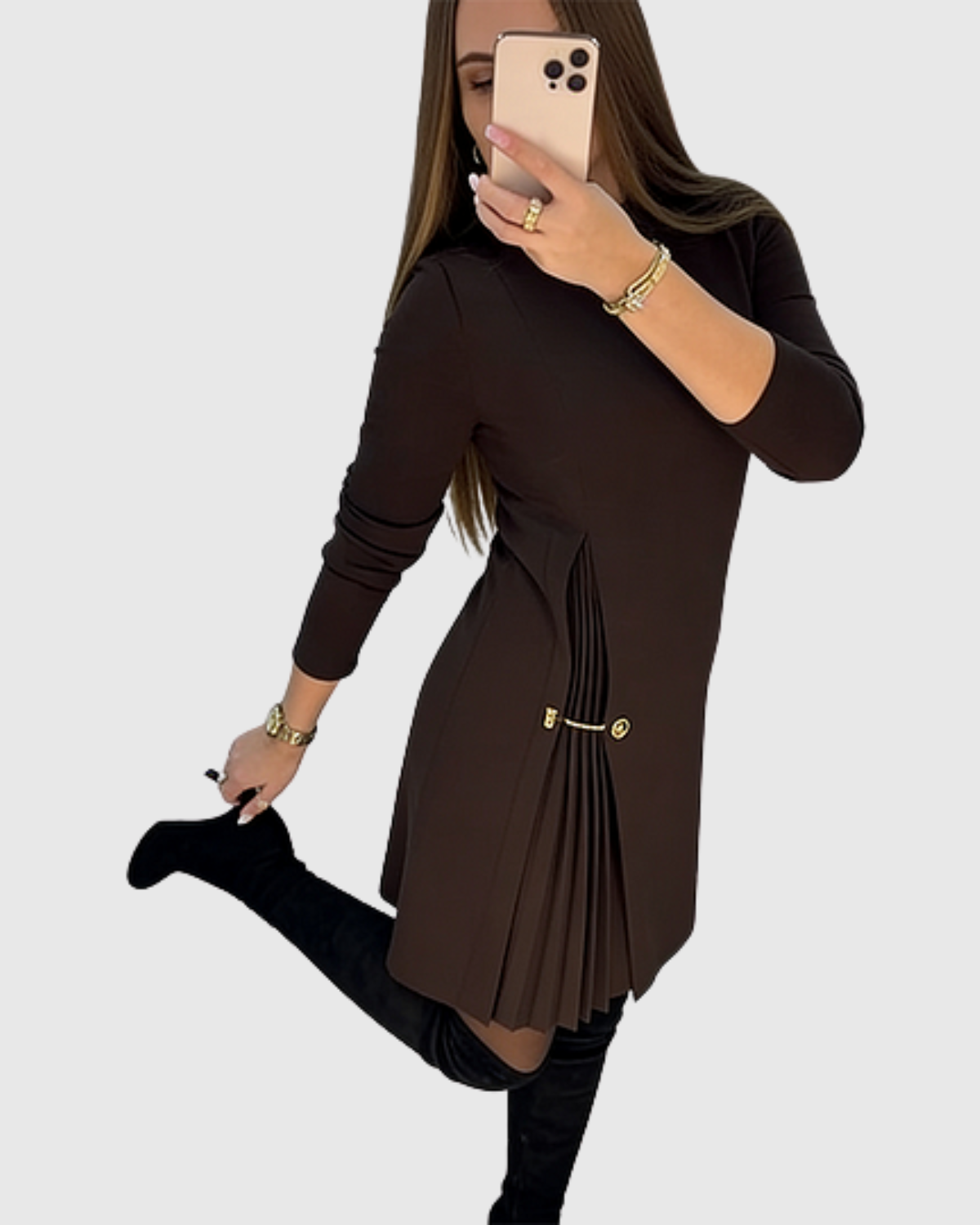 Elegante vestido con paneles plisados