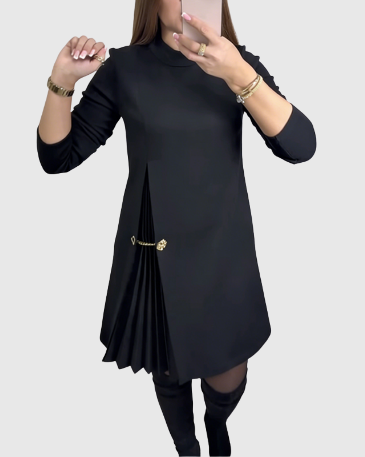 Elegante vestido con paneles plisados