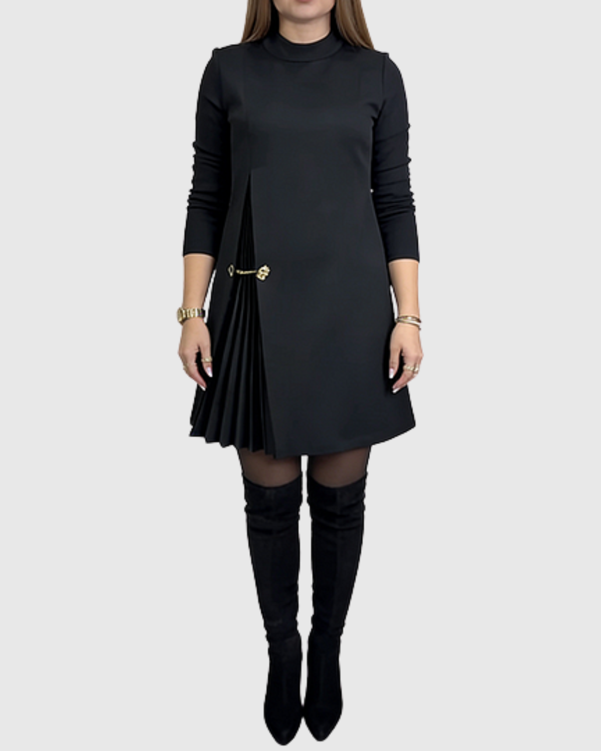 Elegante vestido con paneles plisados