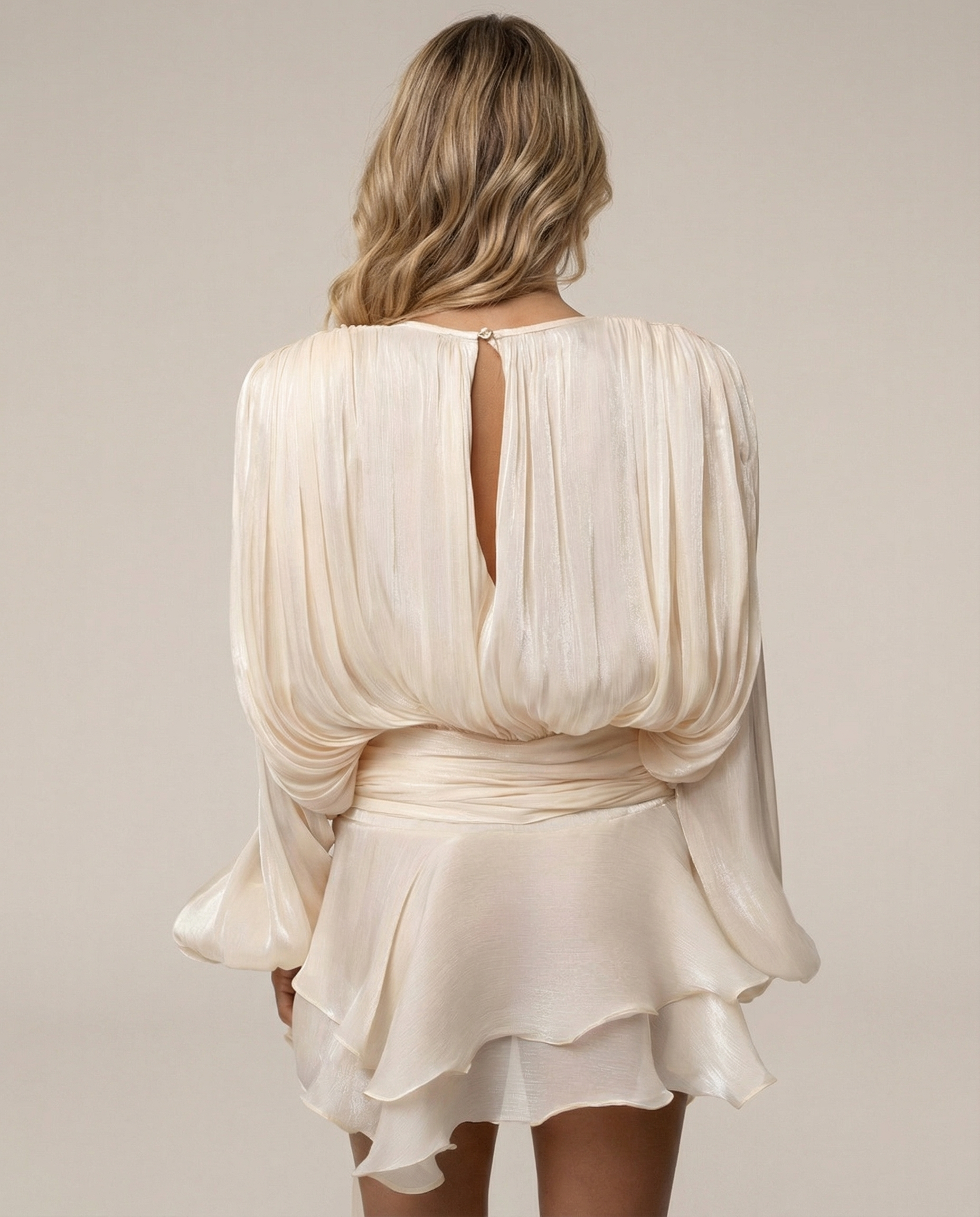VESTIDO CORTO SATINADO CON MANGAS FLUIDAS