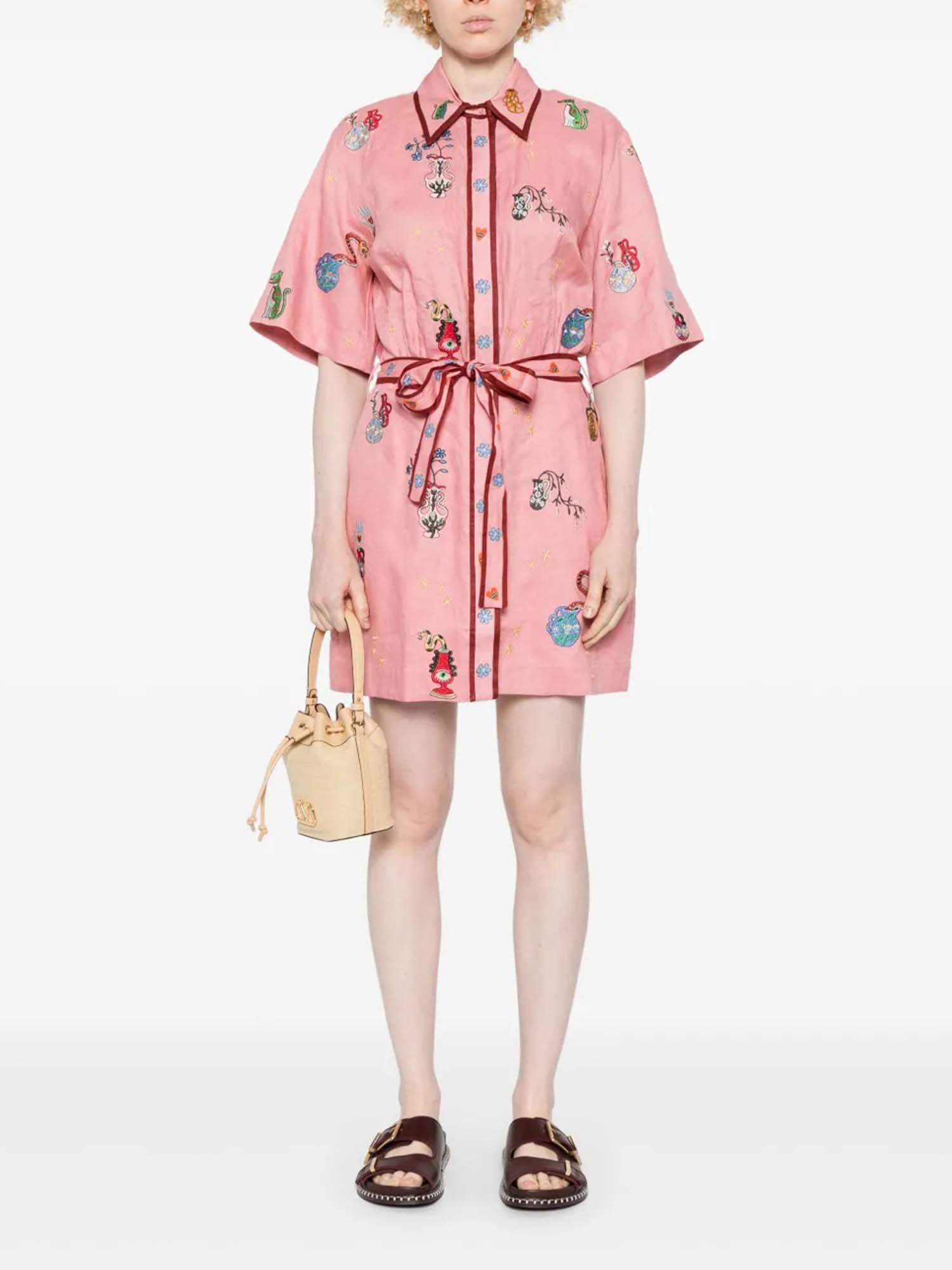 MINI VESTIDO CAMISERO BORDADO CON MOTIVOS BOTÁNICOS EN COLOR ROSA