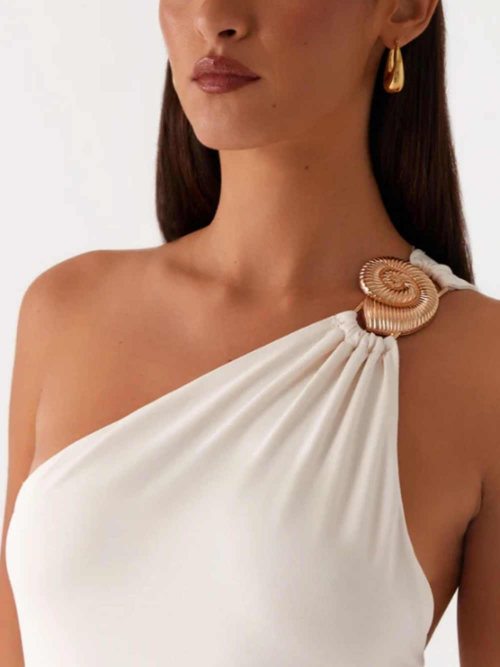 Vestido con lazo en un solo hombro y hebilla metal