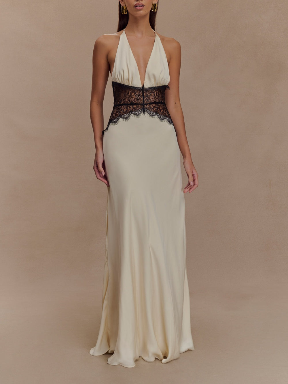Vestido largo de satén de seda y cuello halter