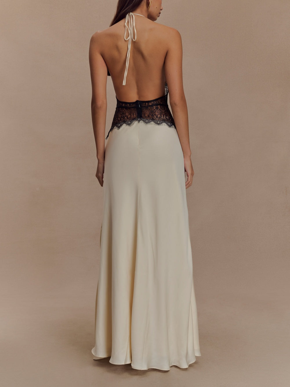 Vestido largo de satén de seda y cuello halter