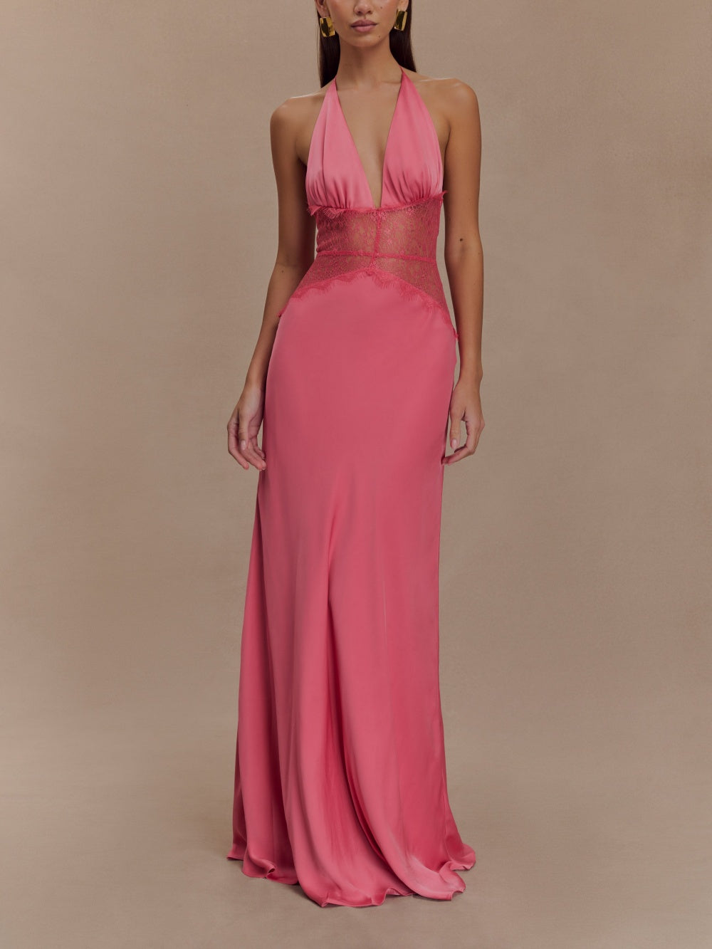 Vestido largo de satén de seda y cuello halter