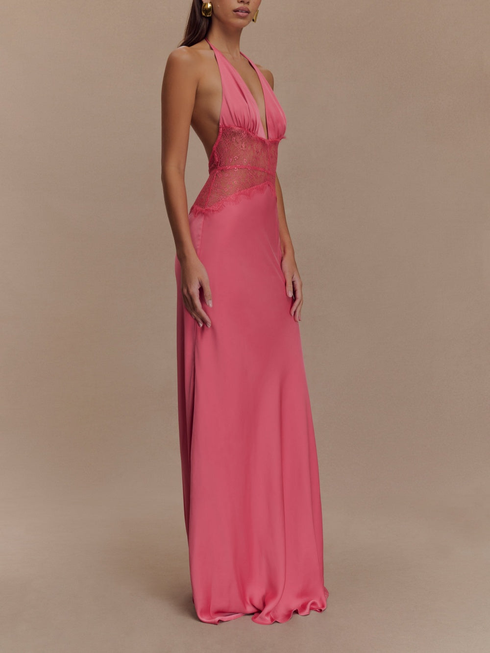 Vestido largo de satén de seda y cuello halter