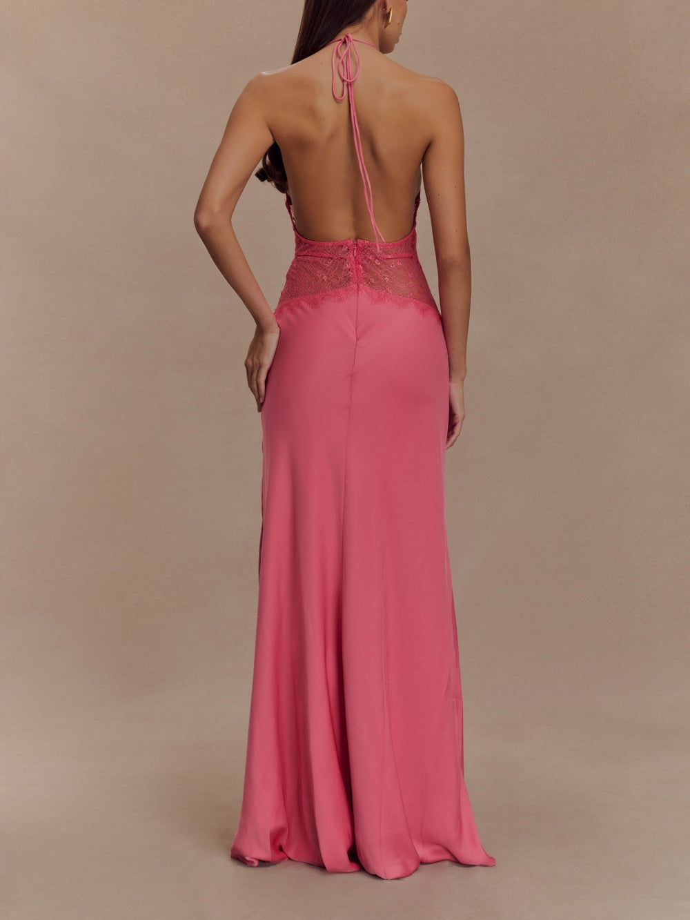 Vestido largo de satén de seda y cuello halter