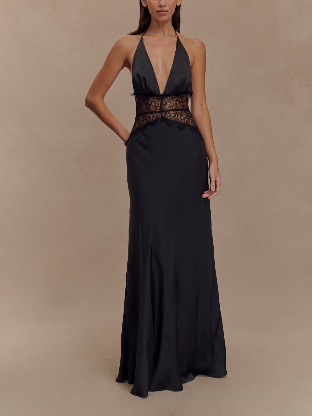Vestido largo de satén de seda y cuello halter