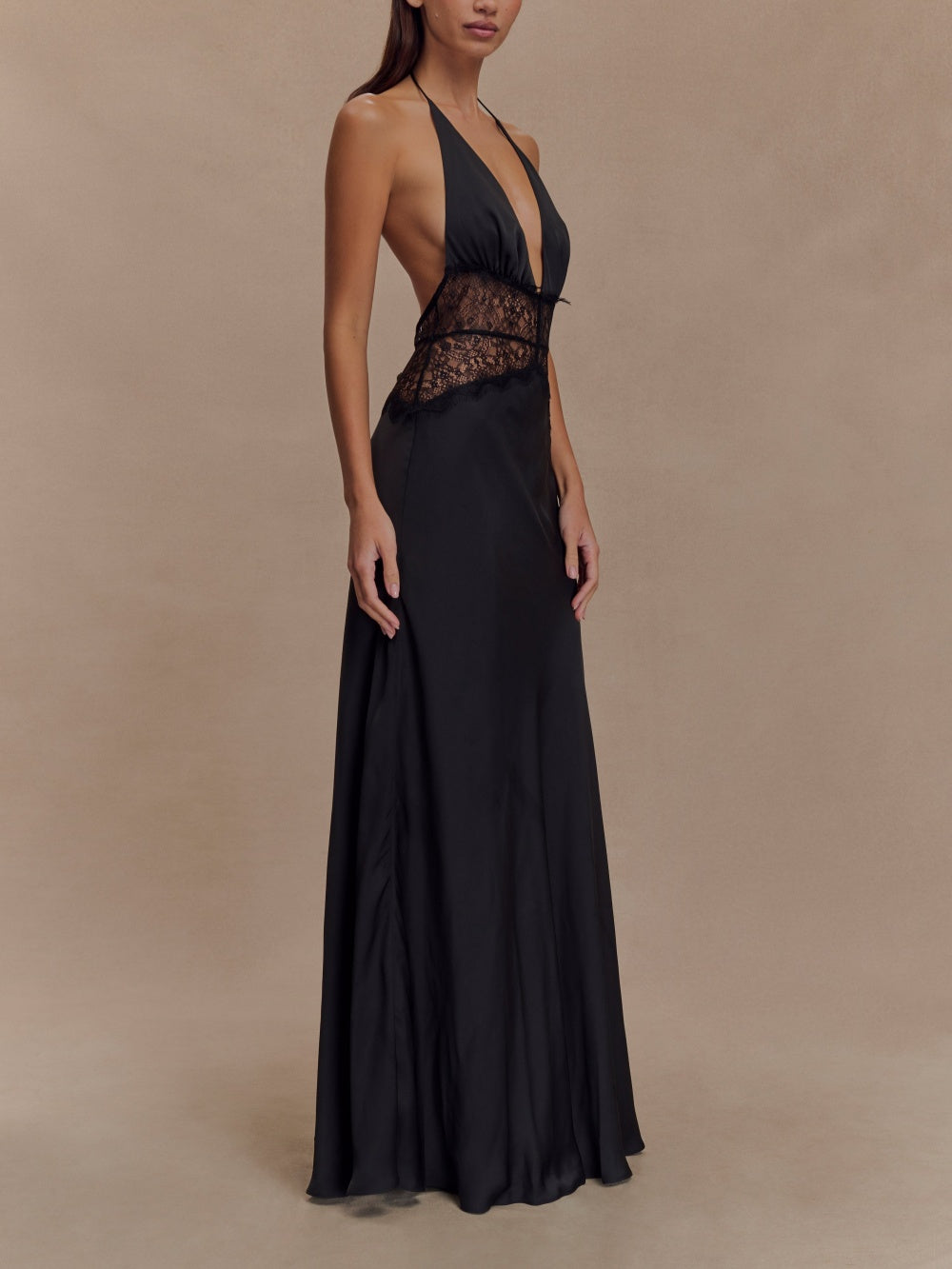 Vestido largo de satén de seda y cuello halter