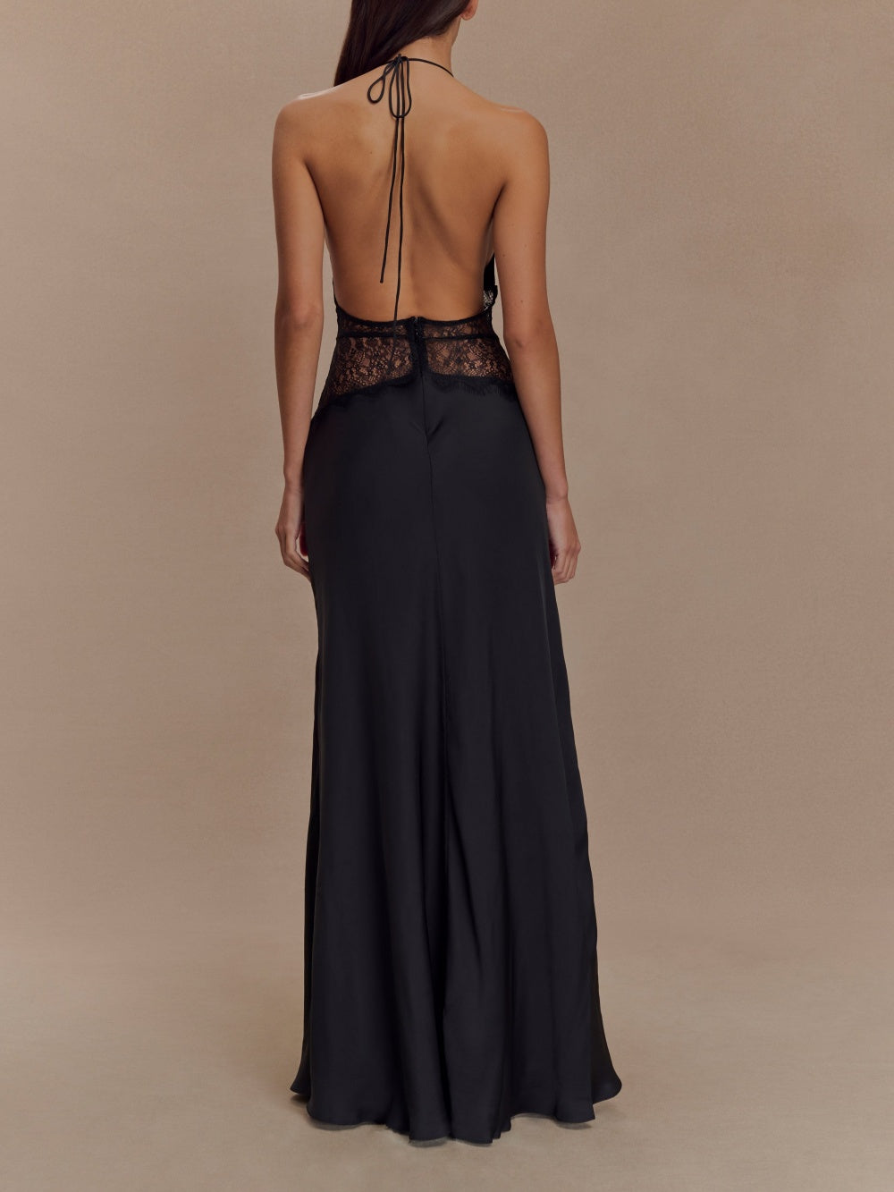 Vestido largo de satén de seda y cuello halter