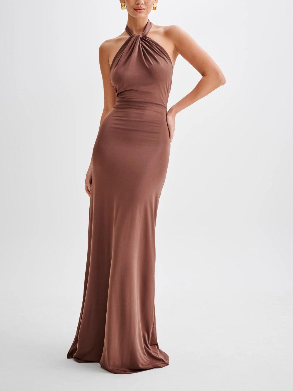 Vestido largo con cuello halter y corte ajustado