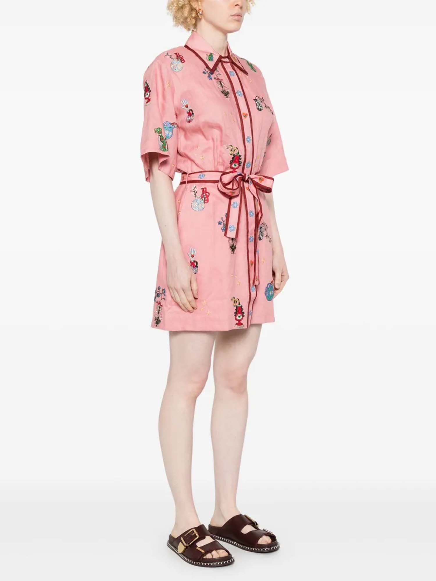 MINI VESTIDO CAMISERO BORDADO CON MOTIVOS BOTÁNICOS EN COLOR ROSA