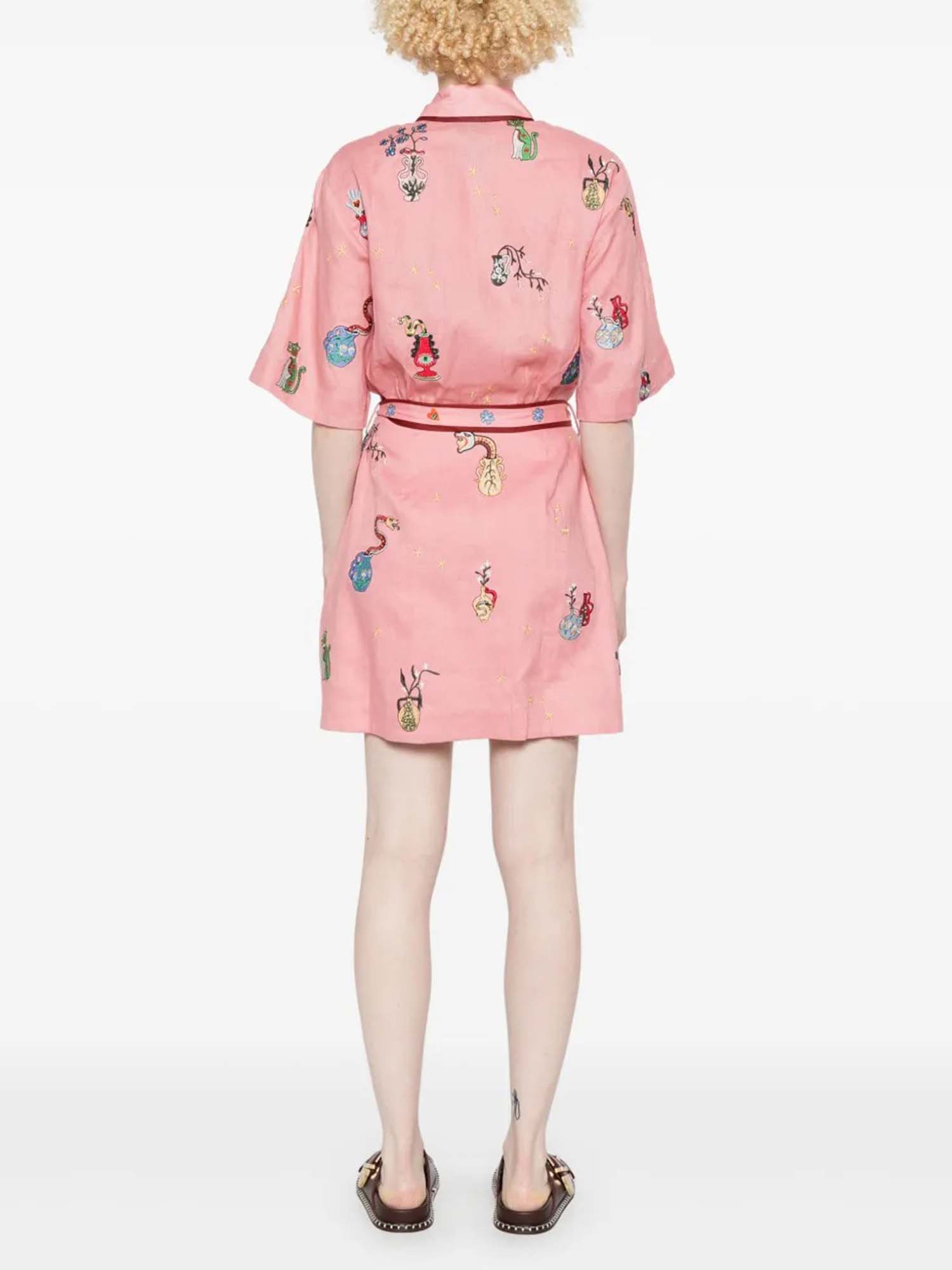 MINI VESTIDO CAMISERO BORDADO CON MOTIVOS BOTÁNICOS EN COLOR ROSA