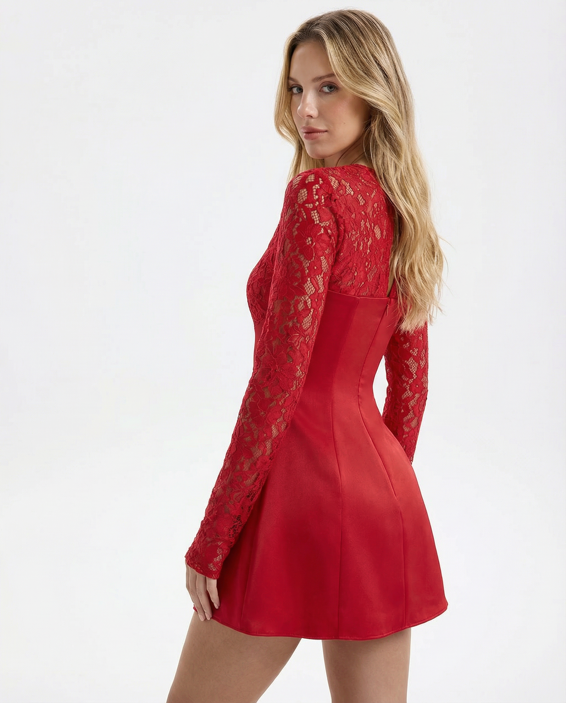 VESTIDO MINI SATINADO CON MANGAS DE ENCAJE