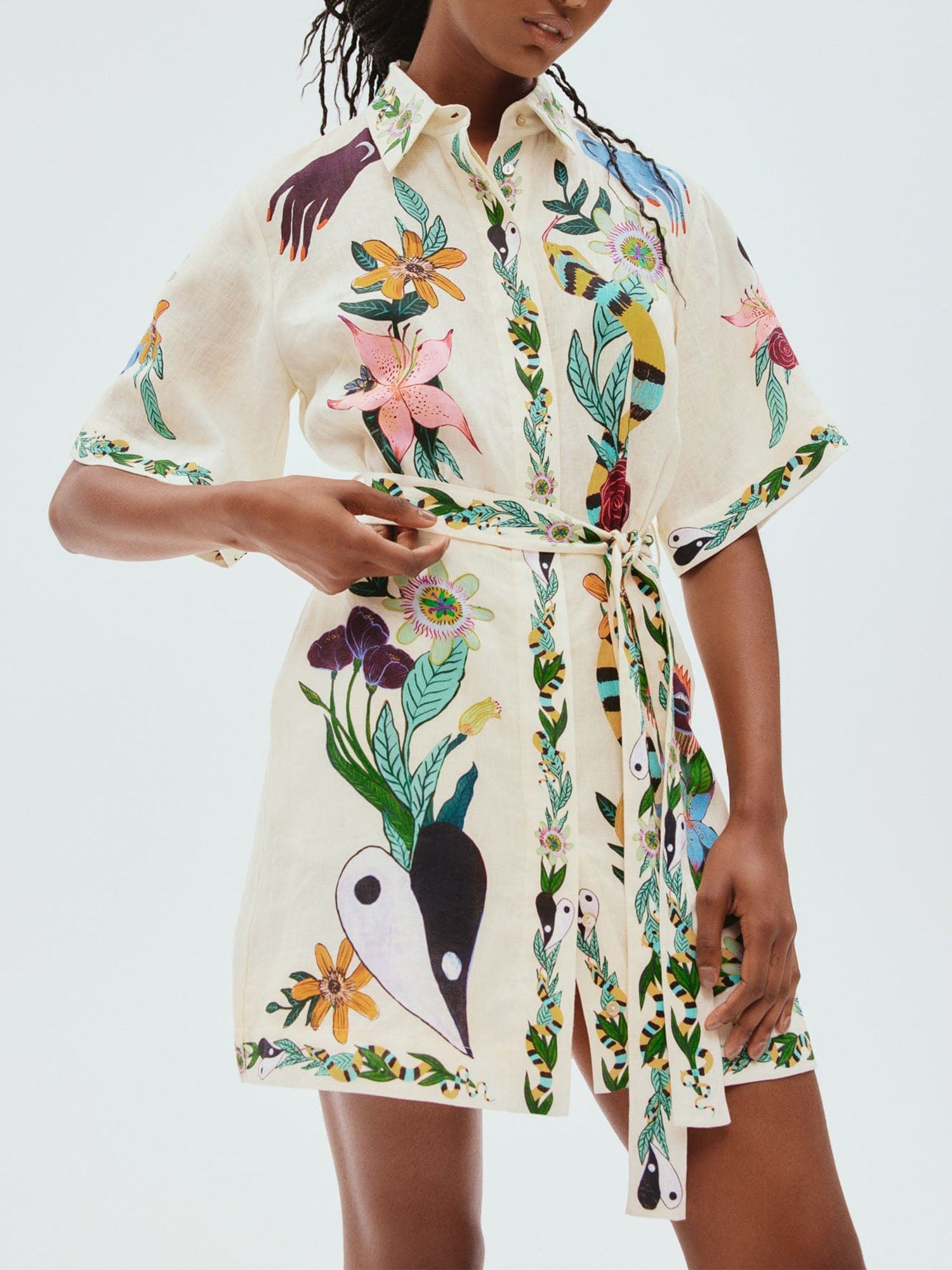 VESTIDO CAMISERO CON ESTAMPADO FLORAL Y LAZO EN LA CINTURA