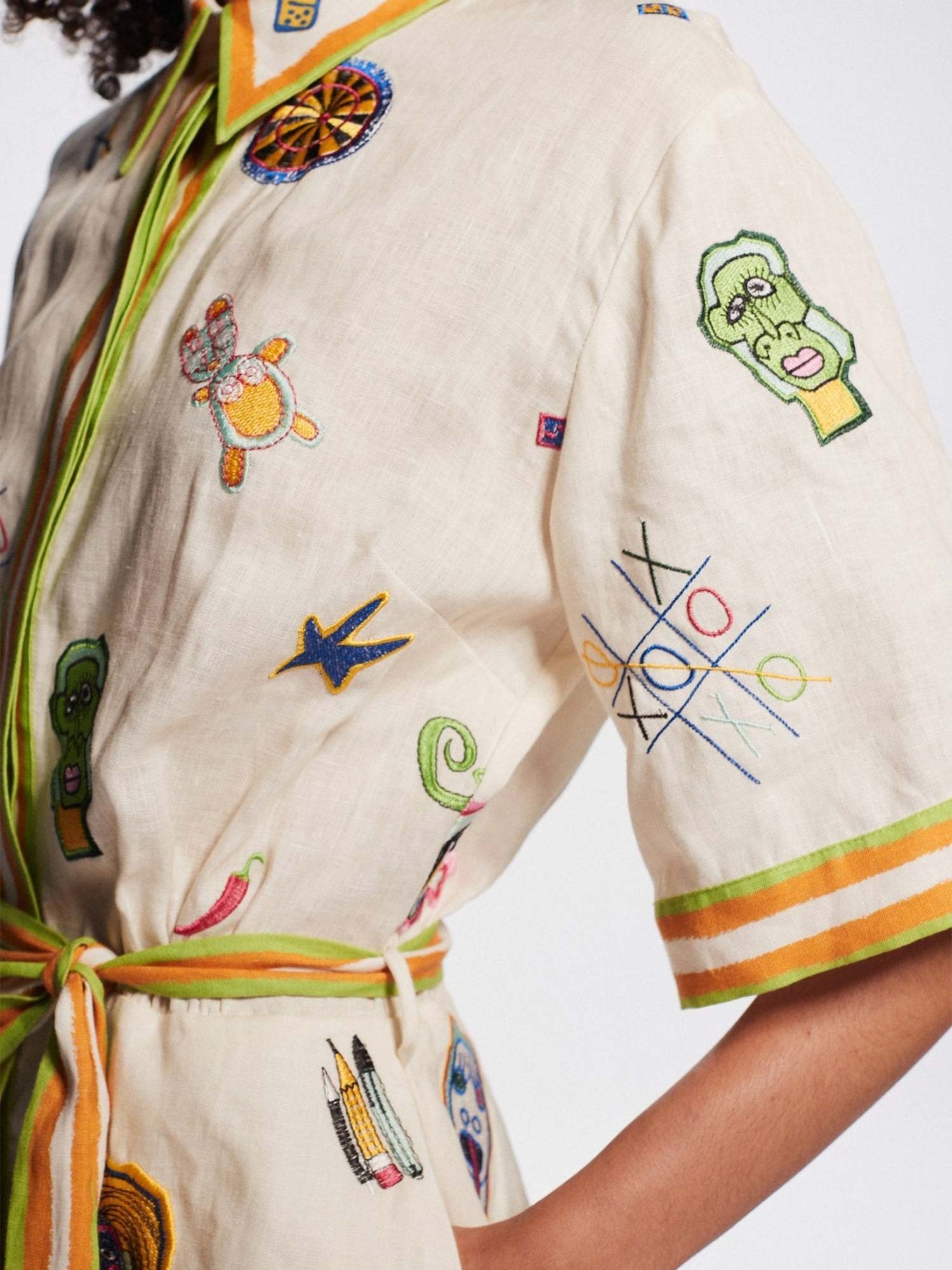 MINI VESTIDO CON ESTAMPADO GRÁFICO VINTAGE Y CINTURÓN PARA ATAR