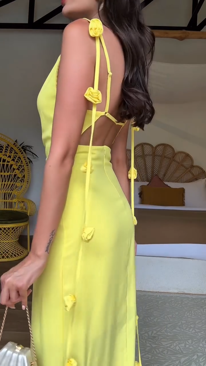 Vestido con tirantes de flores y espalda descubierta