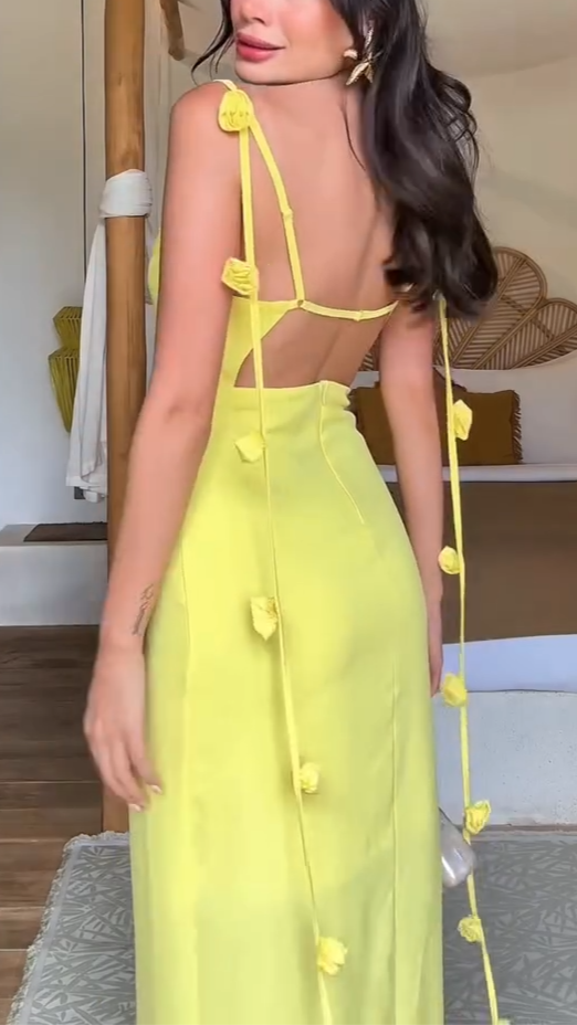 Vestido con tirantes de flores y espalda descubierta
