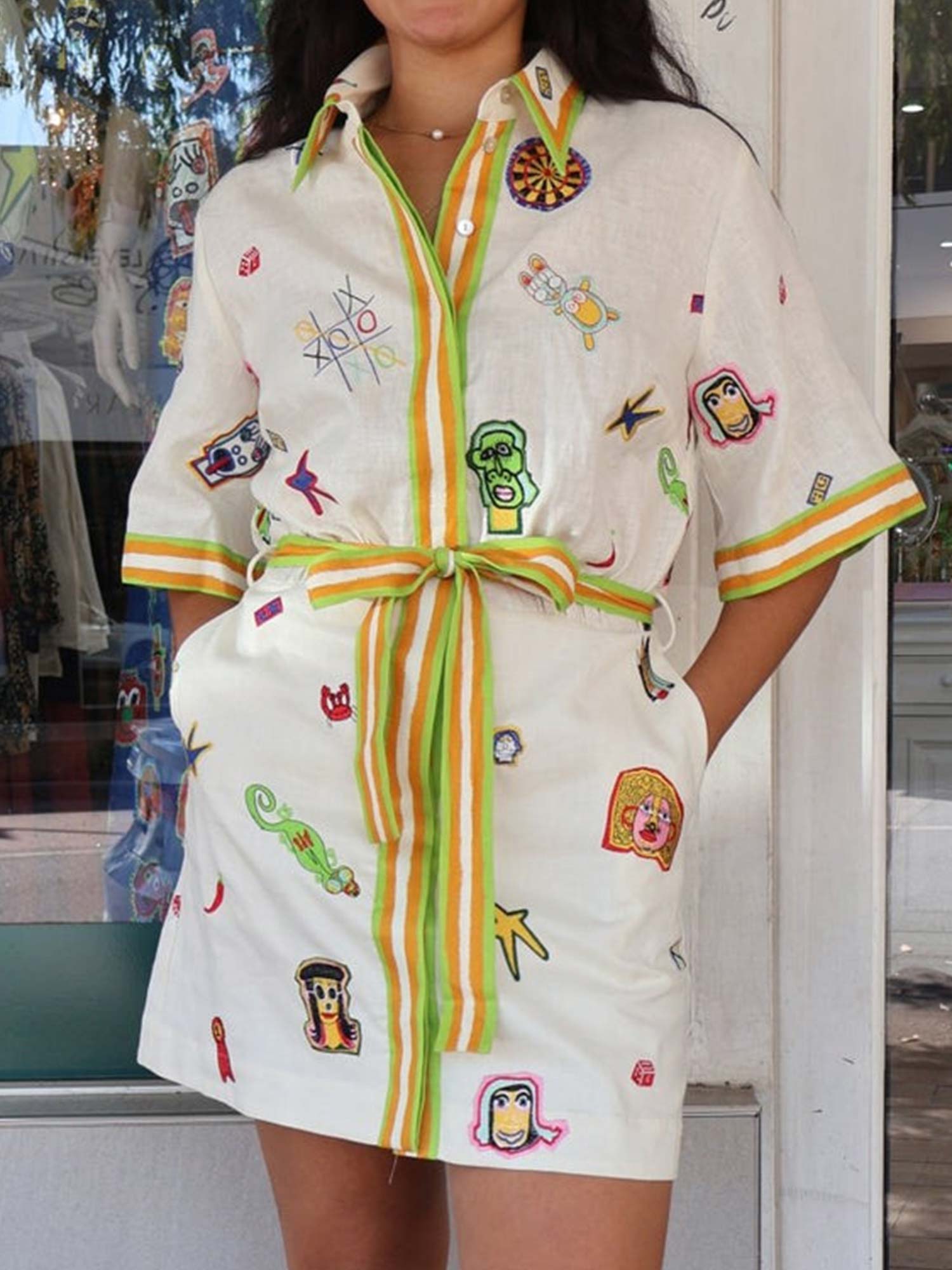 MINI VESTIDO CON ESTAMPADO GRÁFICO VINTAGE Y CINTURÓN PARA ATAR