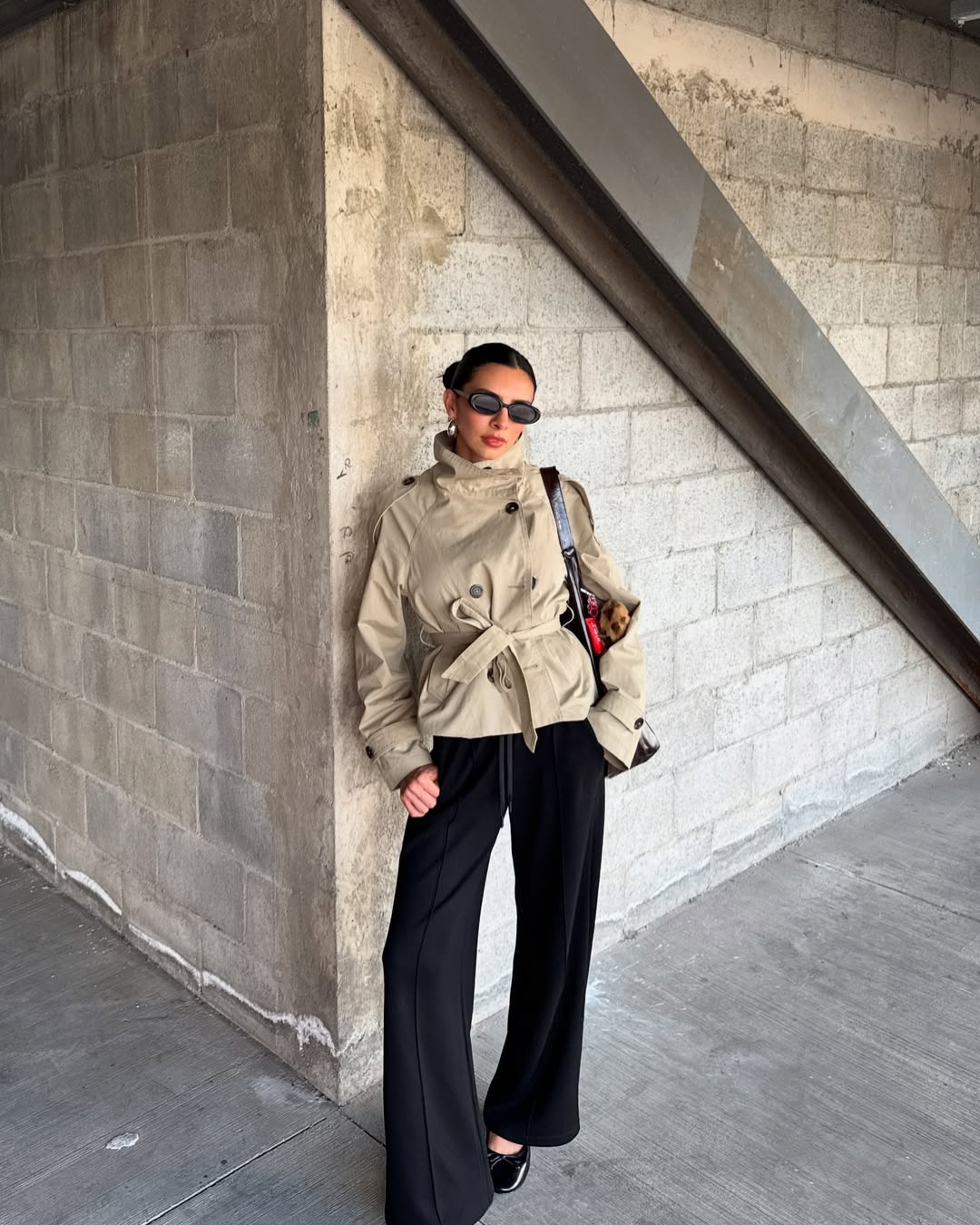 CHAQUETA TRENCH CROPPED CON CINTURÓN