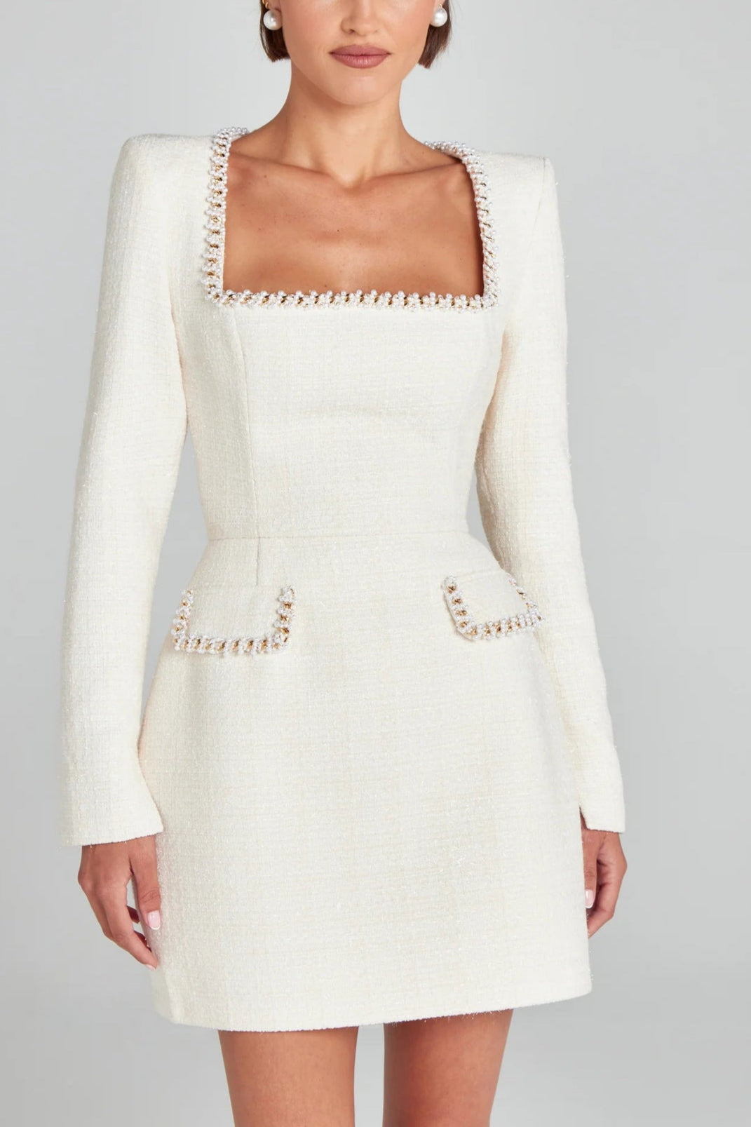 Vestido con bolsillo y ribete de perlas