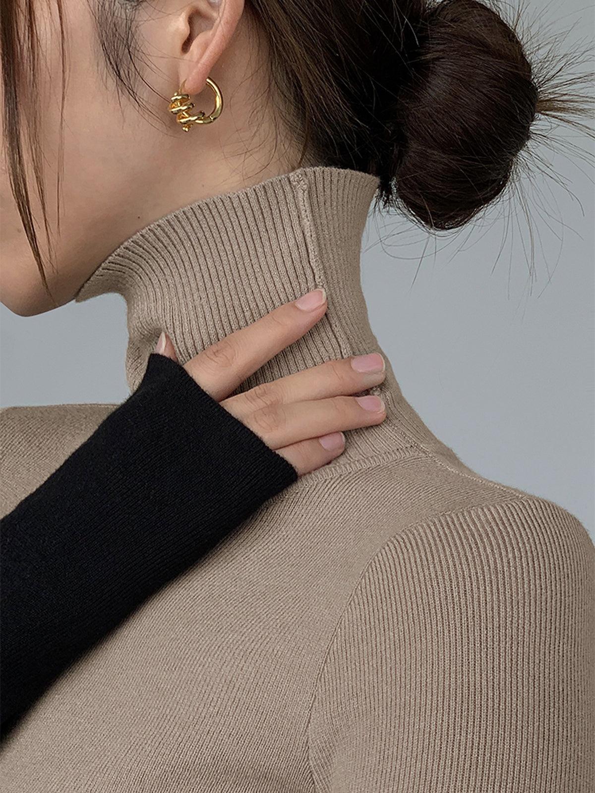 Top de punto asimétrico con cuello alto
