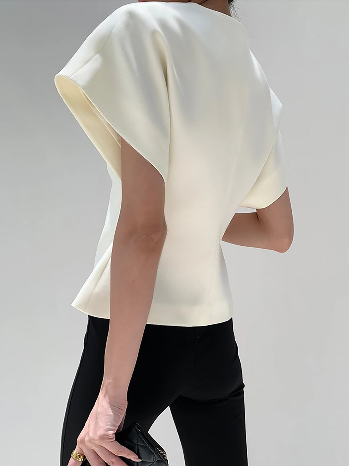 BLUSA MODERNO CON CUELLO EN V Y BOTONES