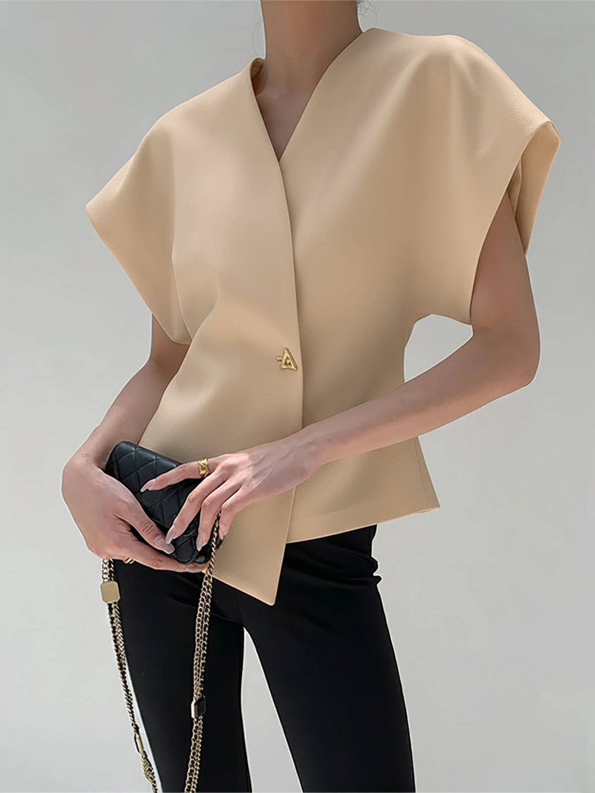 BLUSA MODERNO CON CUELLO EN V Y BOTONES
