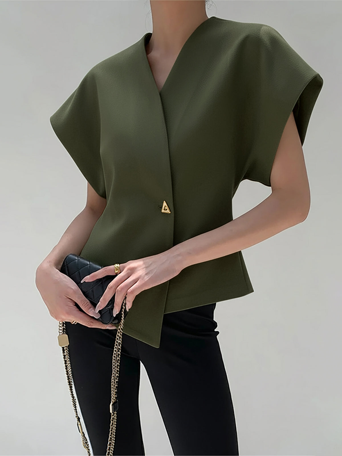 BLUSA MODERNO CON CUELLO EN V Y BOTONES