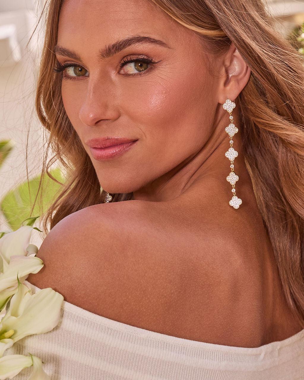 Pendientes largos adornados