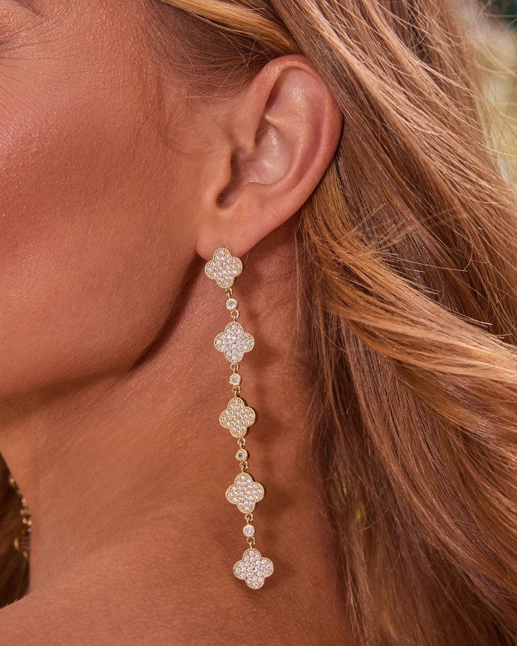 Pendientes largos adornados