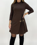 Elegante vestido con paneles plisados