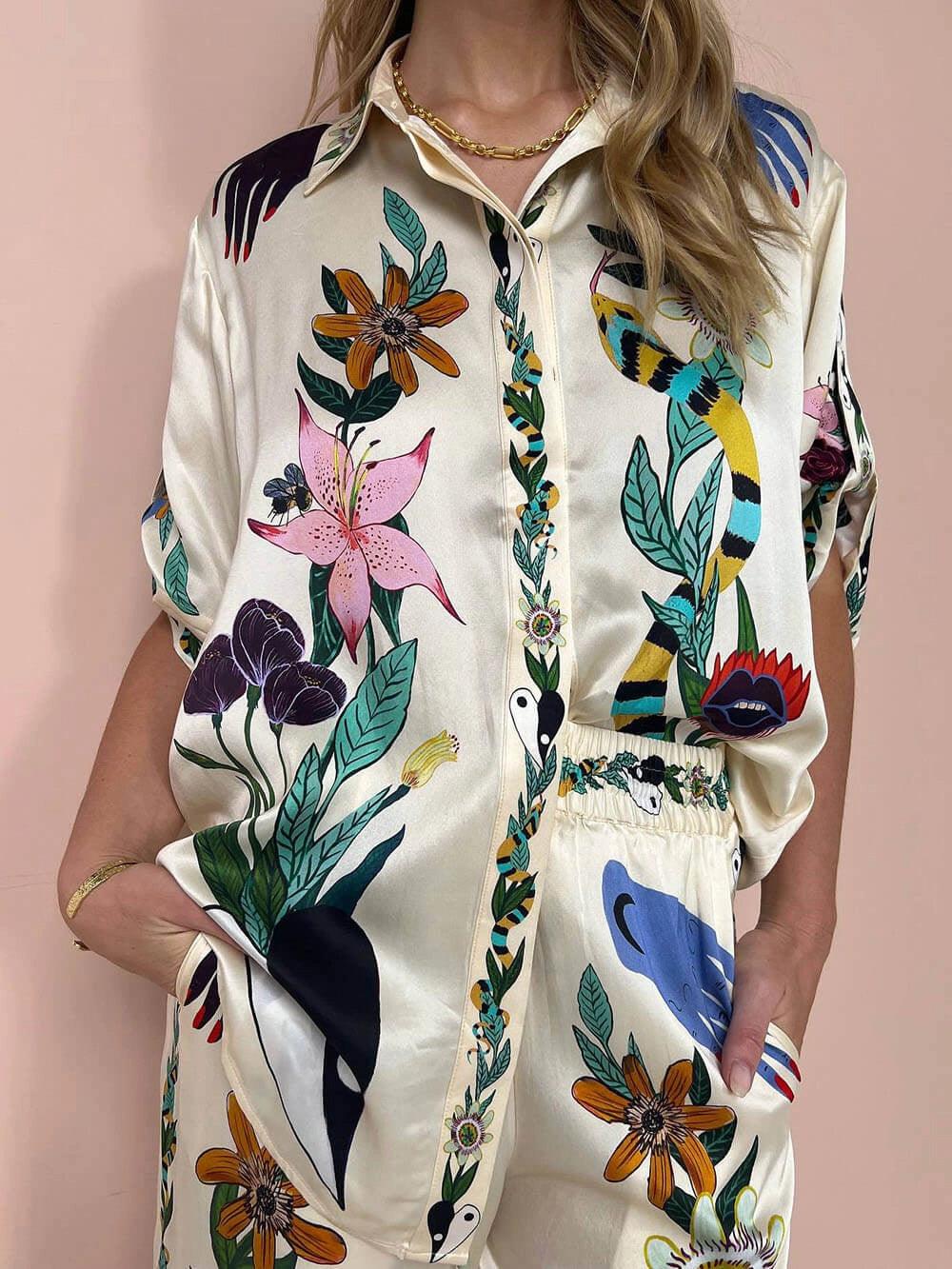 Conjunto de camisa y pantalones con estampado exclusivo en satén