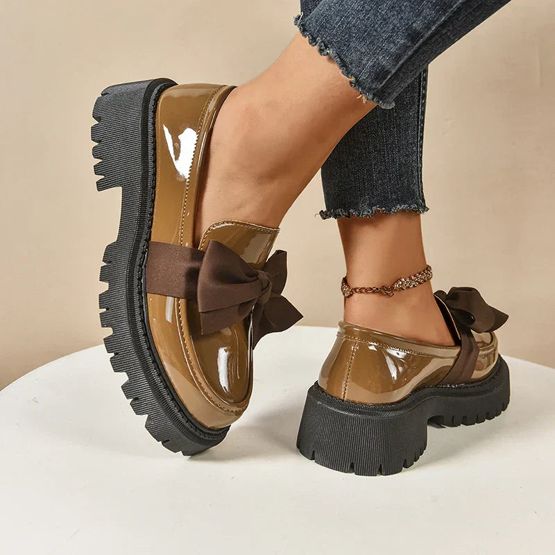 Zapato de plataforma con lazo