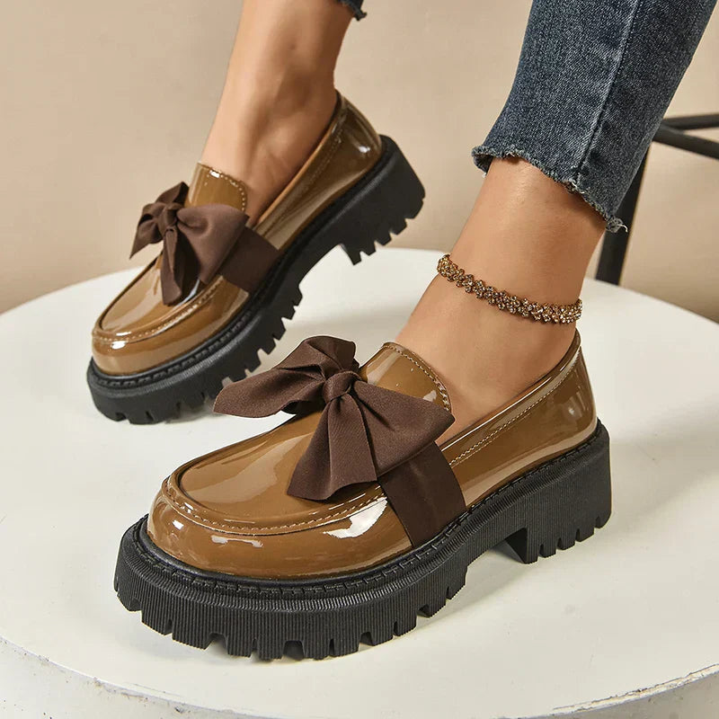 Zapato de plataforma con lazo