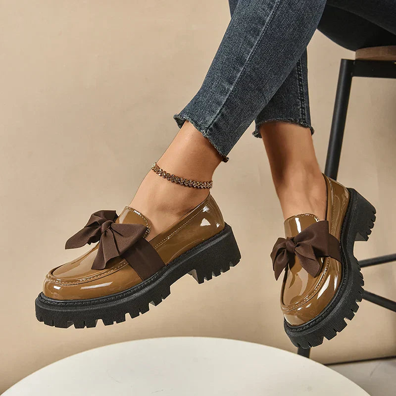 Zapato de plataforma con lazo