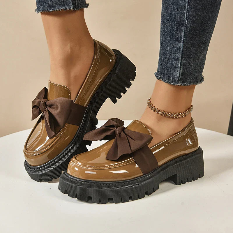 Zapato de plataforma con lazo