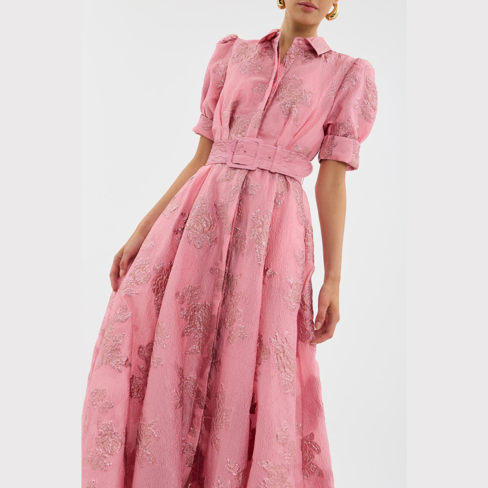 VESTIDO ROSA CON MANGAS ABULLONADAS