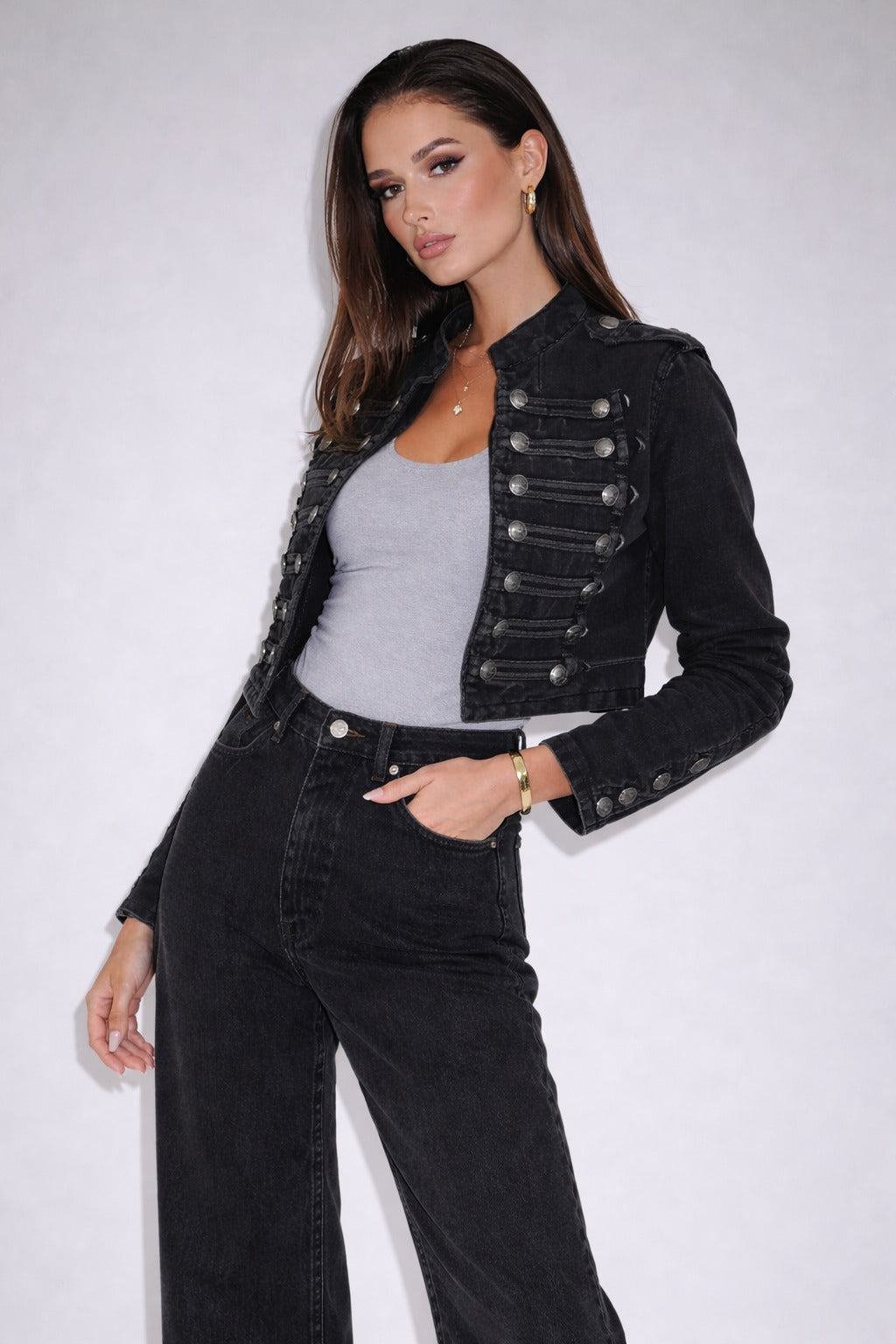 CHAQUETA CORTA ESTILO MILITAR CON BOTONES