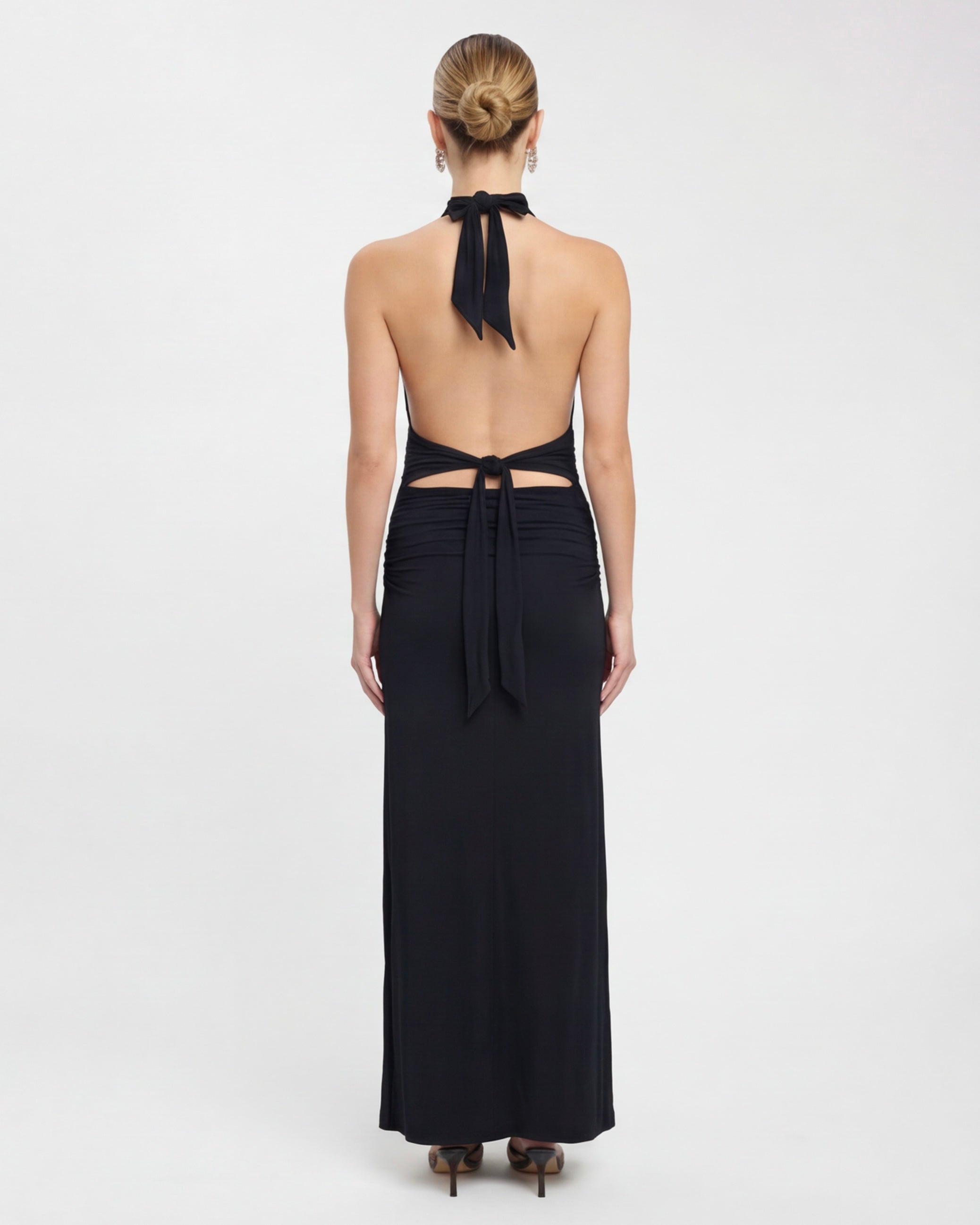 VESTIDO LARGO HALTER CON ESPALDA DESCUBIERTA